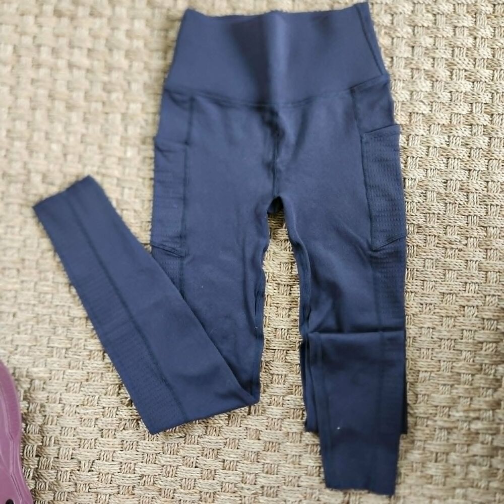 Fabletics sculpting leggins navy blue, with cell side pockets, medium